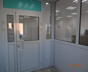 Алюминиевая дверь для медучреждений